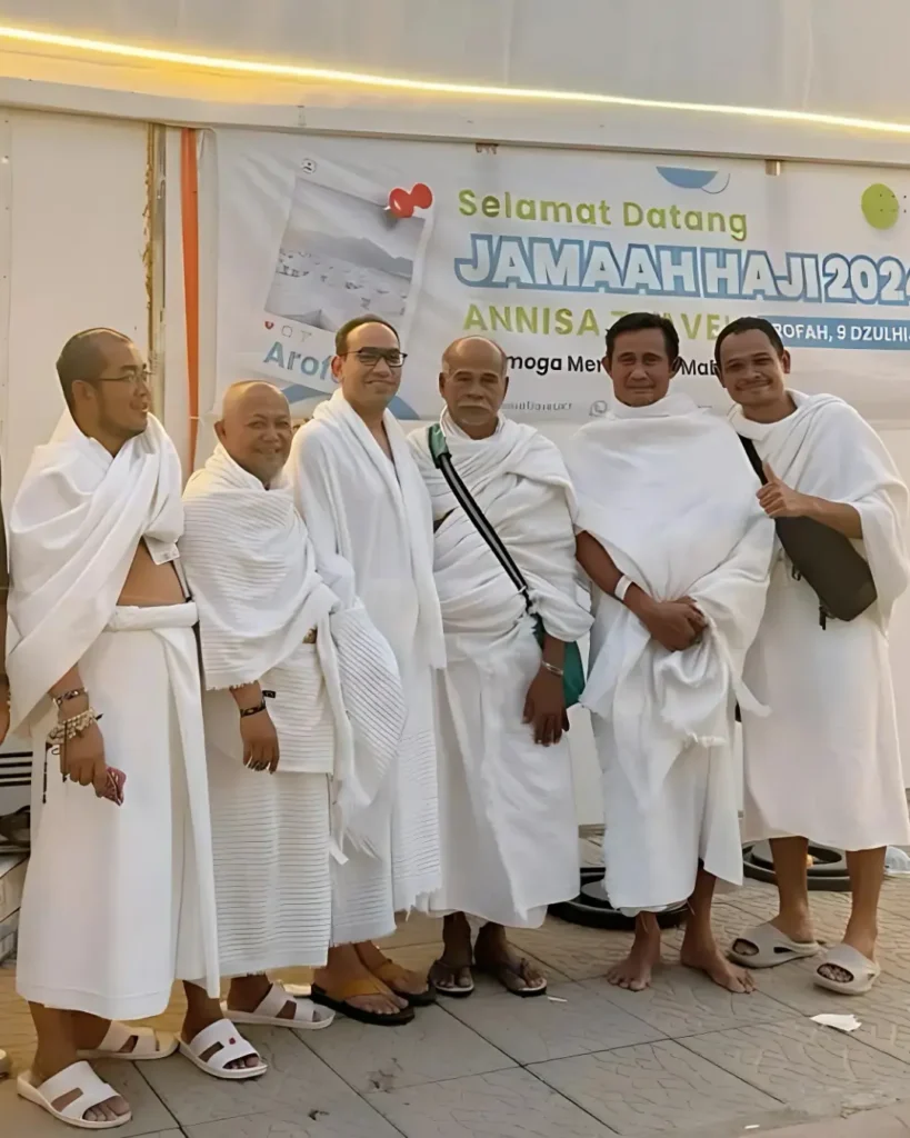Jamaah Haji Annisa Travel Foto Bersama Ustadz Ali Al Bahar