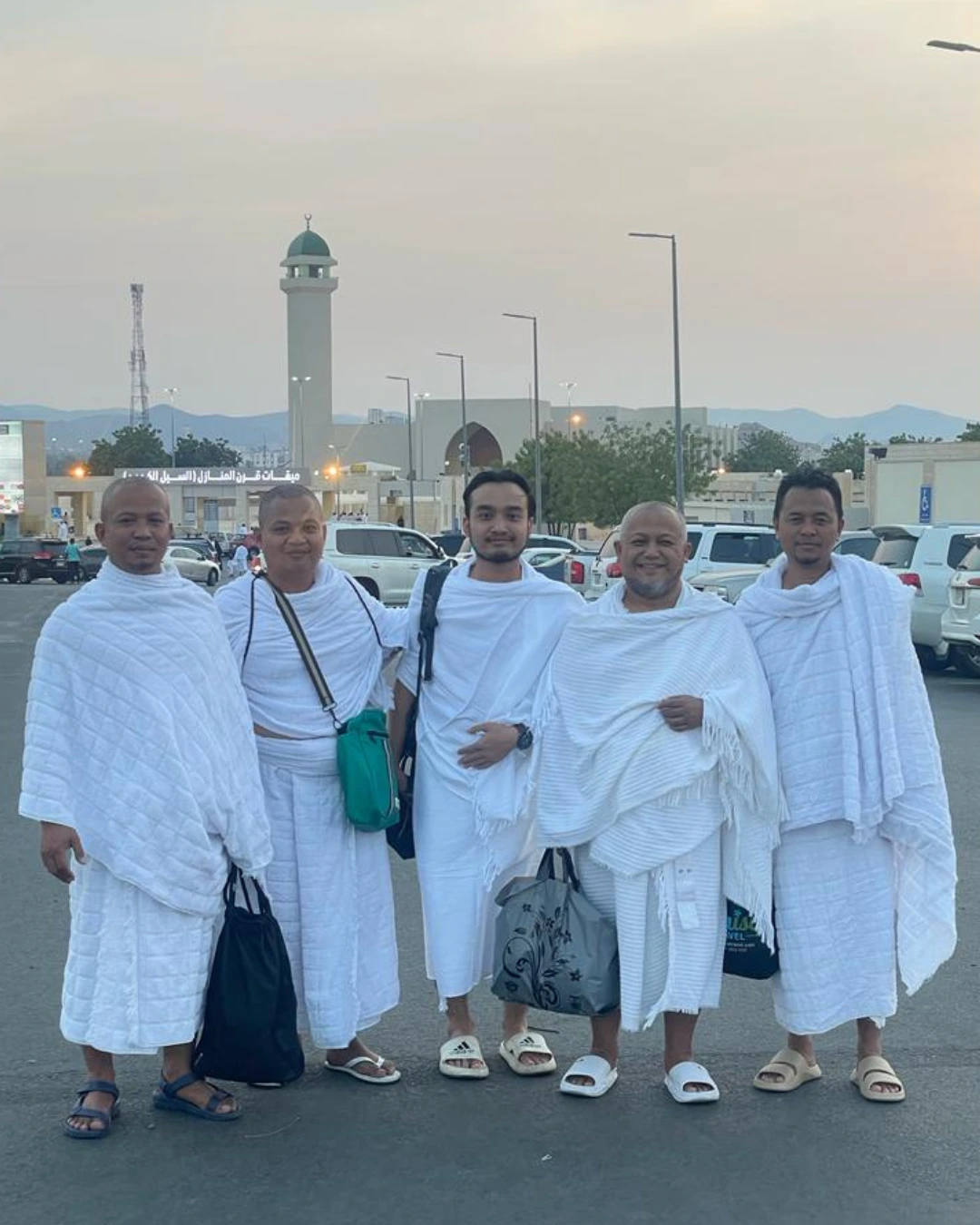 Jamaah laki-laki memakai ihram