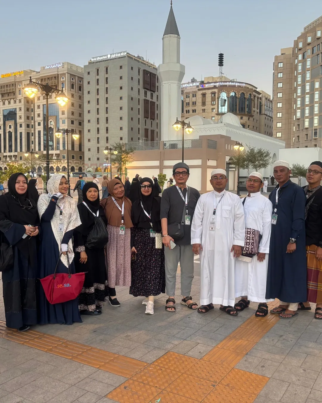 Foto bersama jamaah haji di sekitar Masjid Nabawi