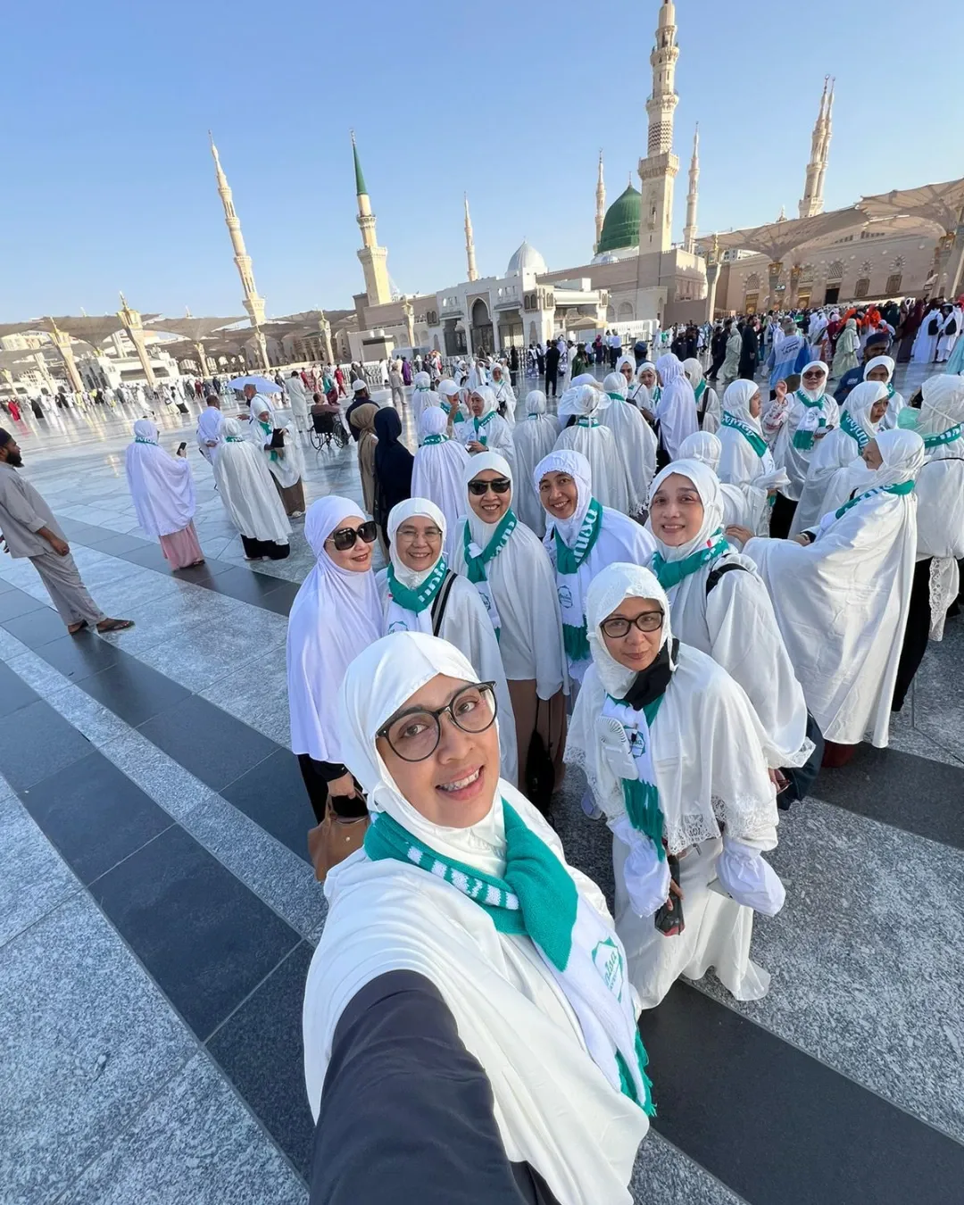 Foto bersama para jamaah haji wanita di Masjid Nabawi