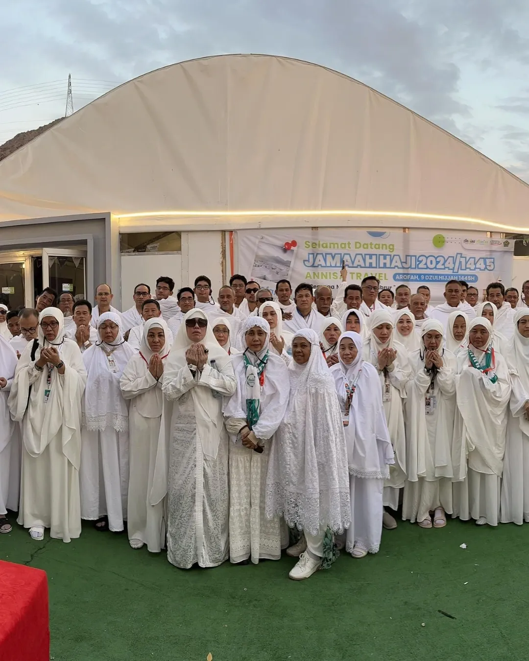 Jamaah Annisa Travel berfoto bersama di tenda