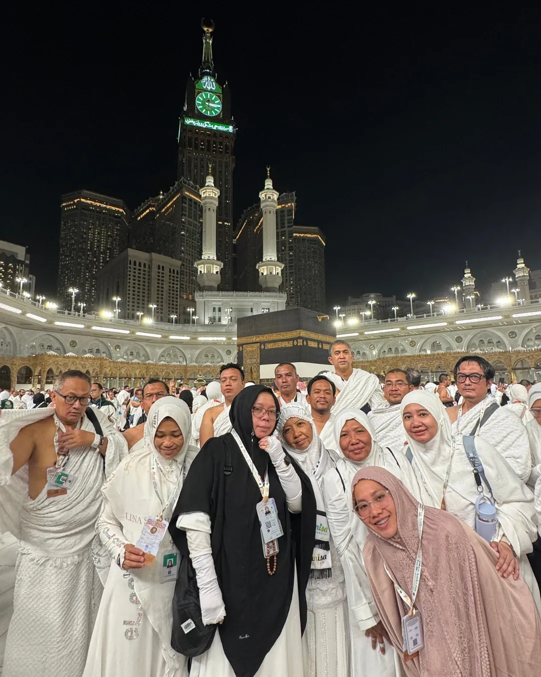 Jamaah Annisa Travel di depan Ka'bah