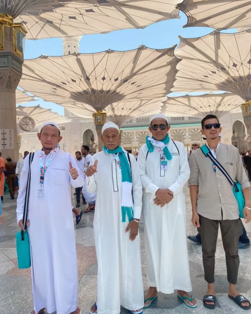 Jamaah Haji Annisa Travel Berfoto di Masjid Nabawi