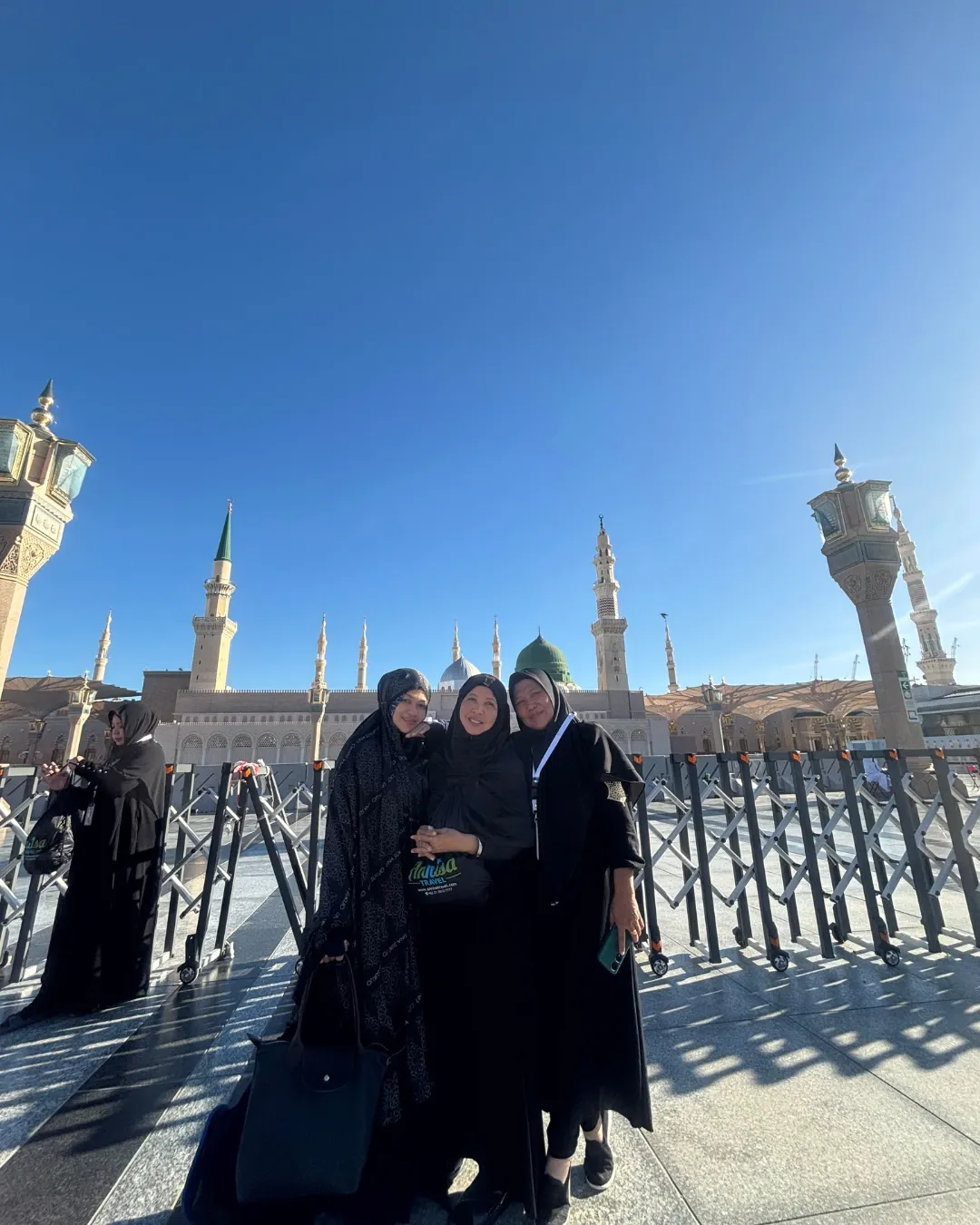 Jamaah haji Annisa Travel di depan Masjid Nabawi
