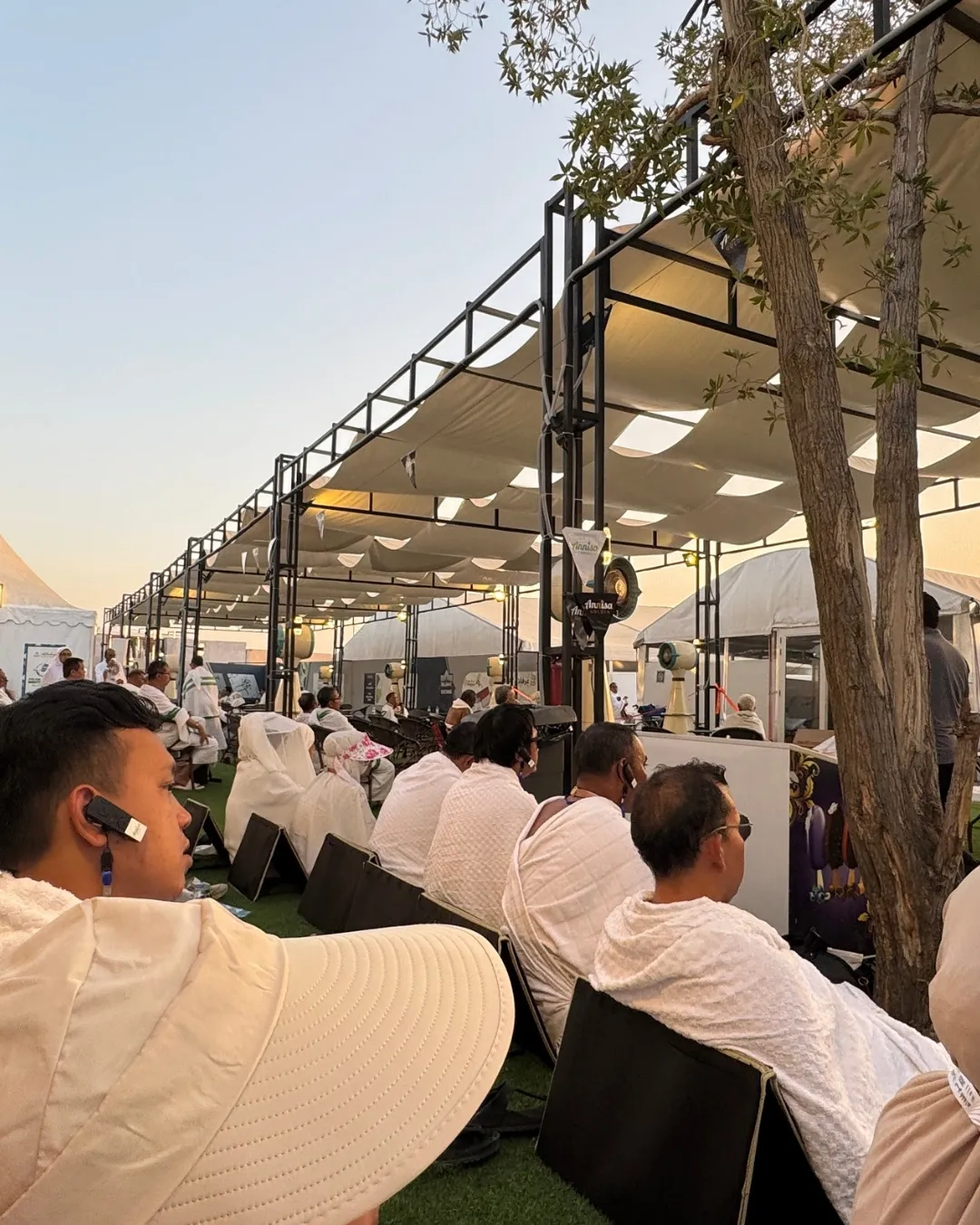 Jamaah haji berkumpul di tenda