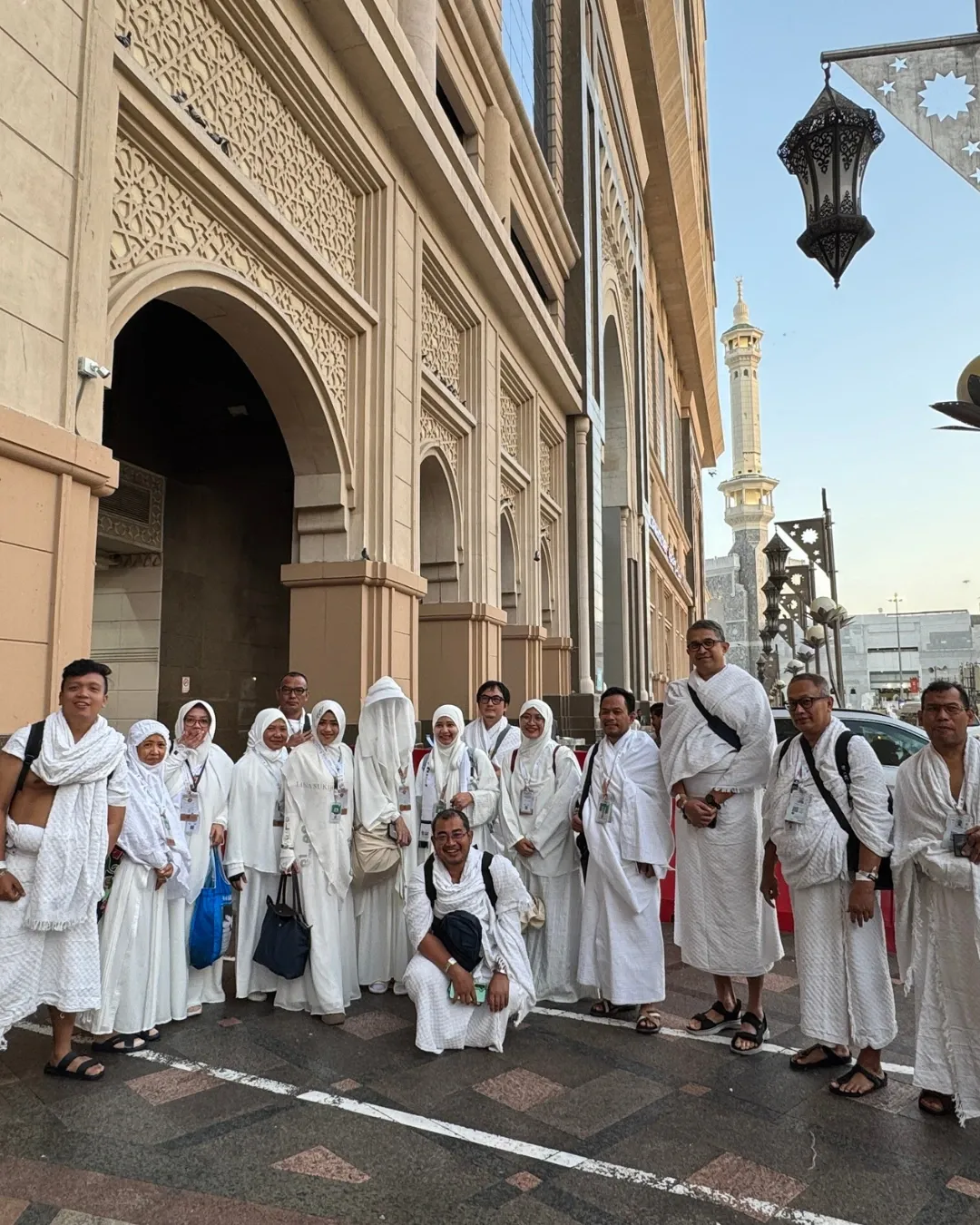 Jamaah haji di area pintu luar Masjid Nabawi, Madinah