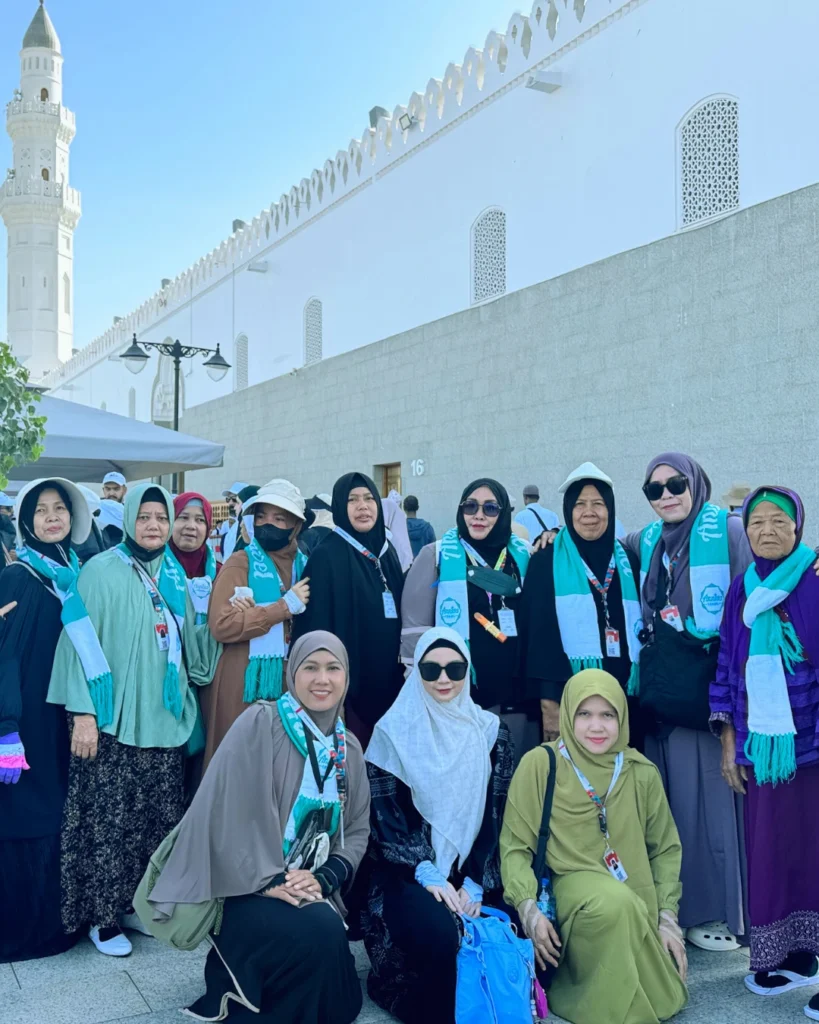 Foto Bersama di Area Masjid Quba Madinah