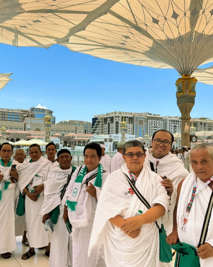Foto bersama di Area Masjid Nabawi