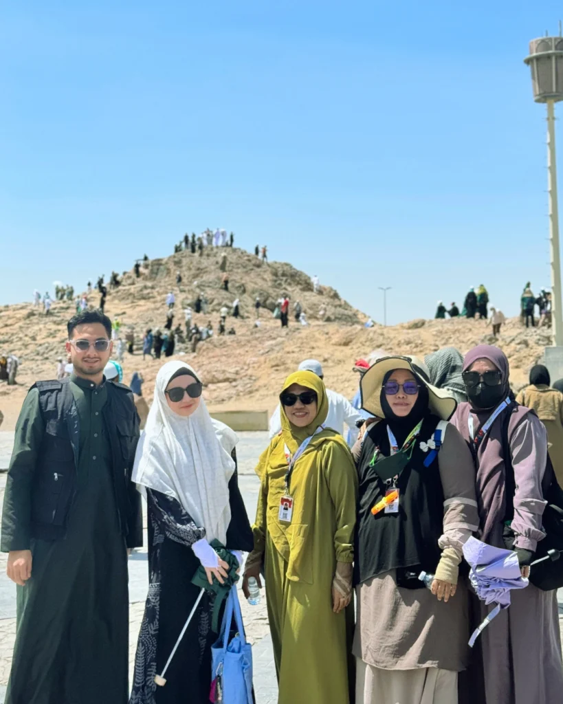 Jamaah Annisa Travel Foto Bersama di Jabal Uhud