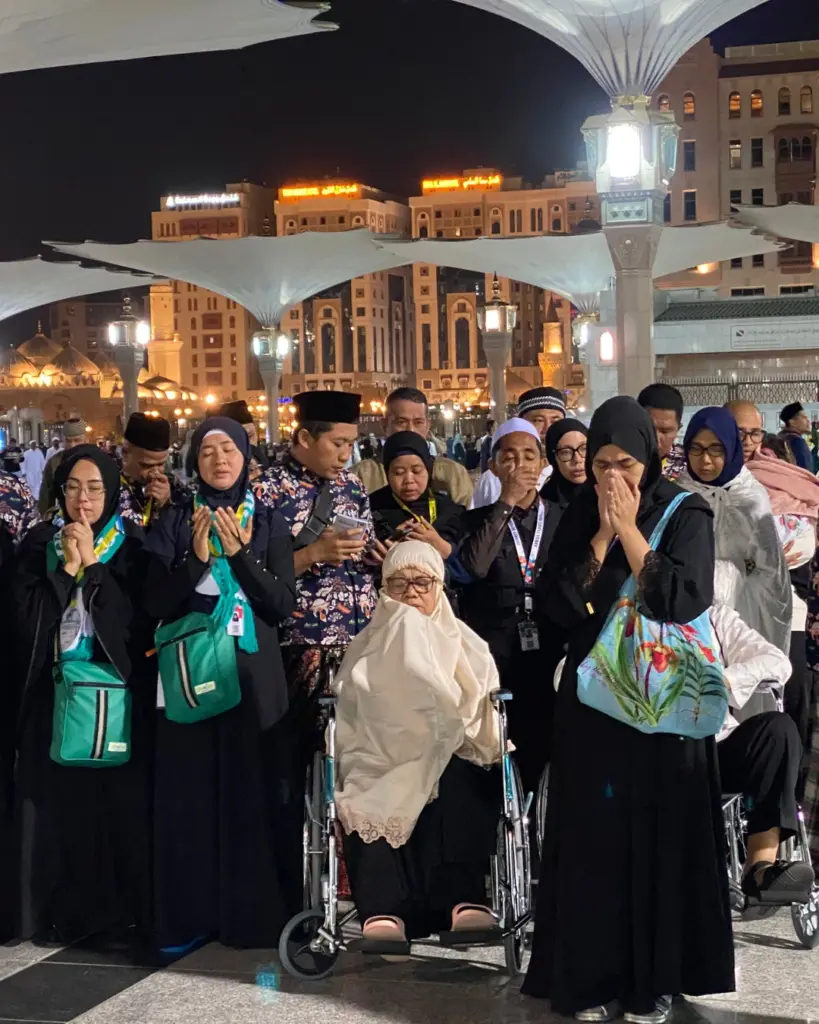 Jamaah-Umroh-Akhir-Tahun-Foto-Bersama