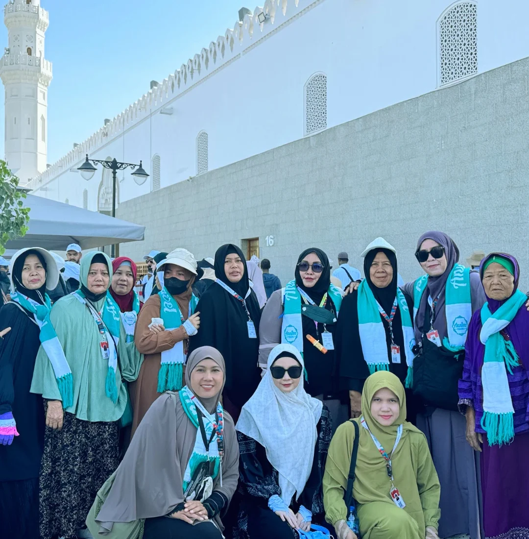 Foto Bersama di Area Masjid Quba Madinah