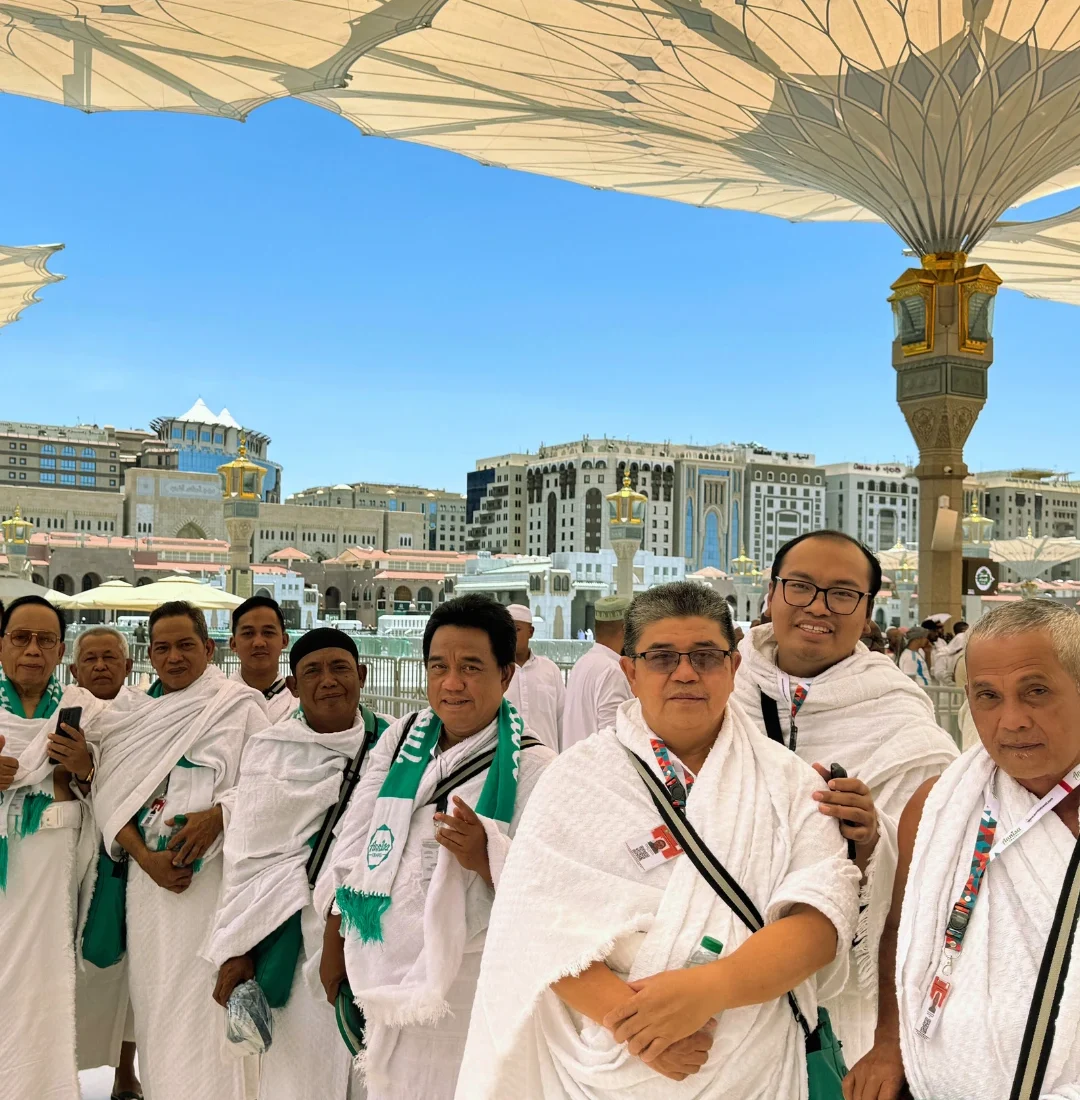 Foto bersama di Area Masjid Nabawi