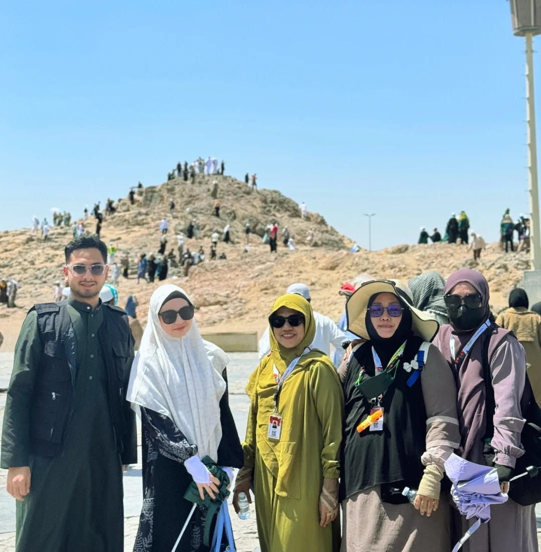 Jamaah Annisa Travel Foto Bersama di Jabal Uhud