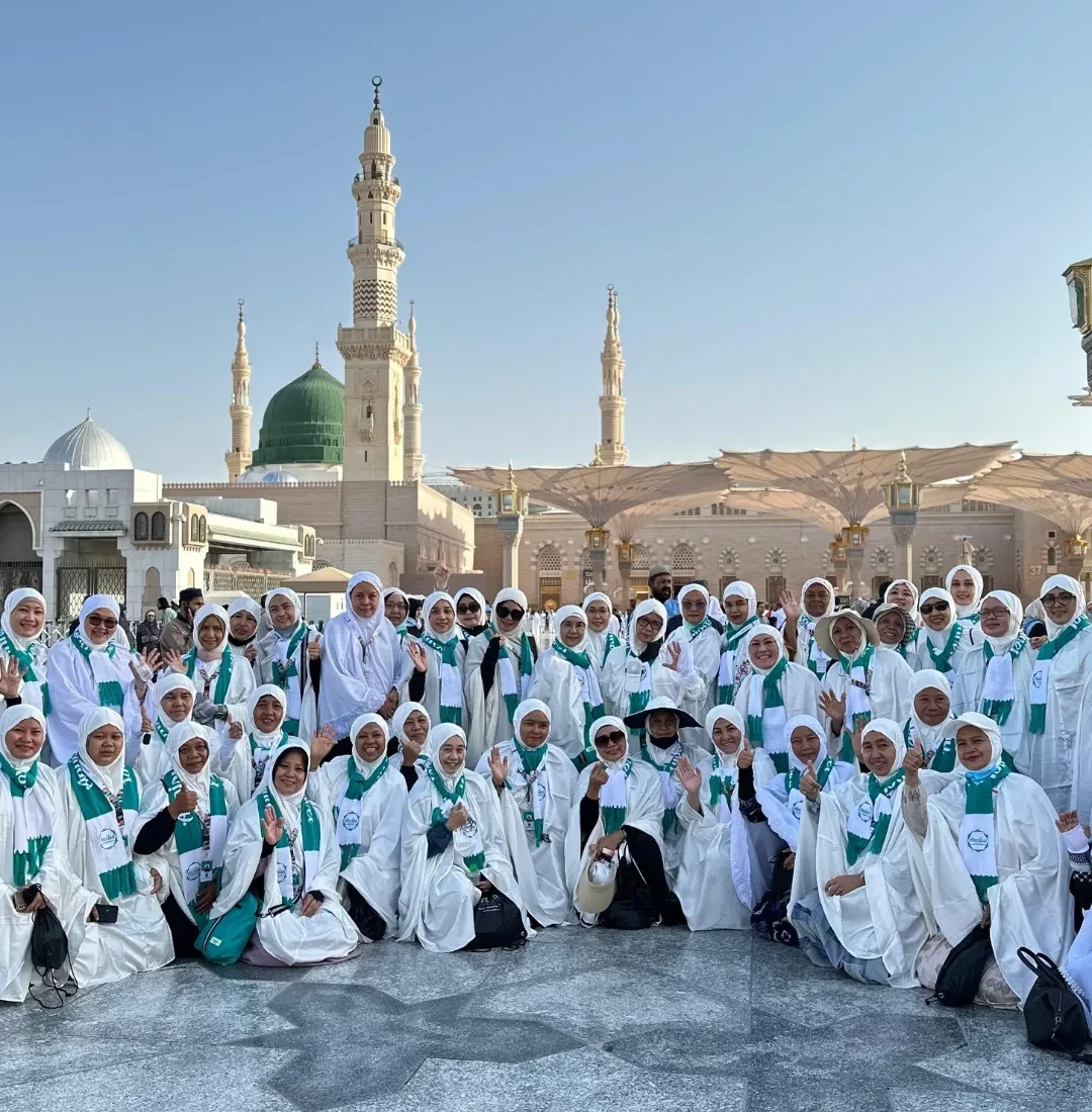 Jamaah Annisa Travel berfoto bersama di depan Masjid Nabawi