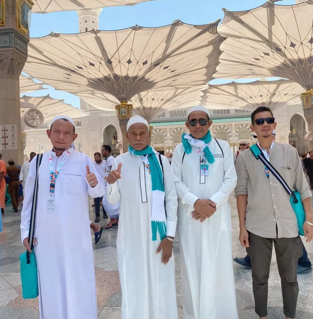 Jamaah Haji Annisa Travel Berfoto di Masjid Nabawi