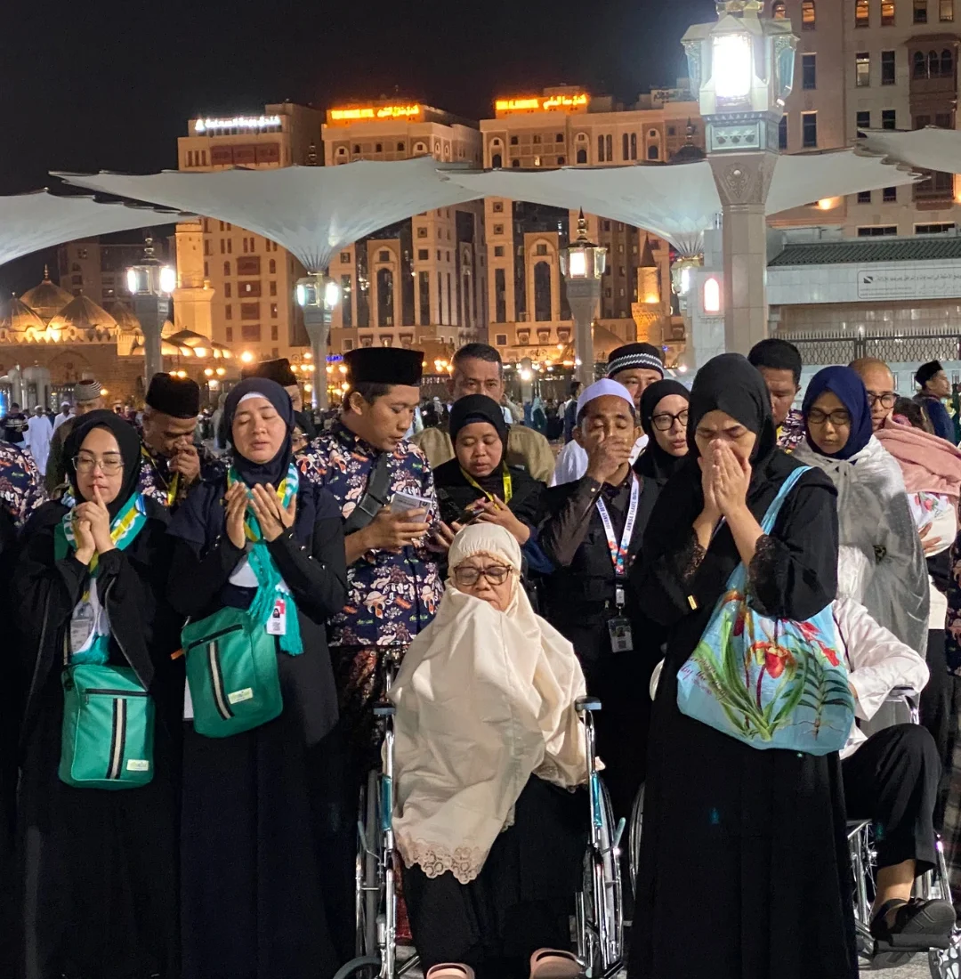 Jamaah-Umroh-Akhir-Tahun-Foto-Bersama